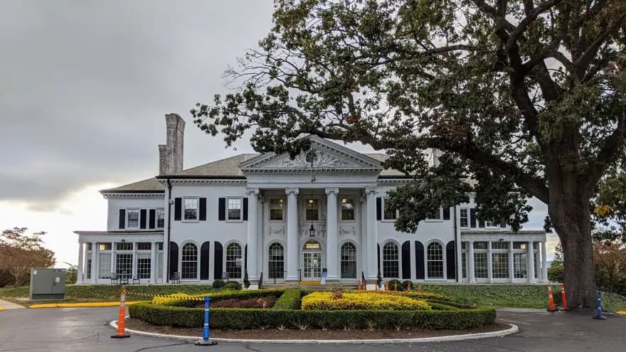 Albertus Magnus College